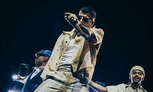 Rauw Alejandro llena de ritmo caribeño el parque Eugenio María de Hostos