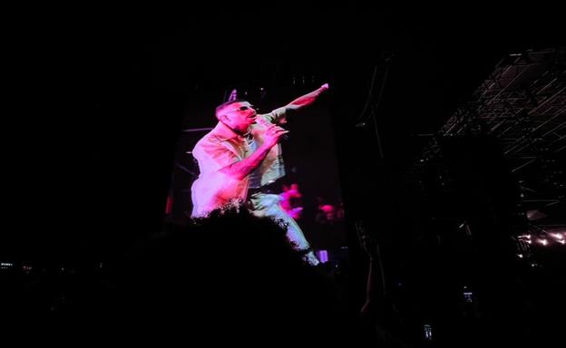 Rauw Alejandro llena de ritmo caribeño el parque Eugenio María de Hostos