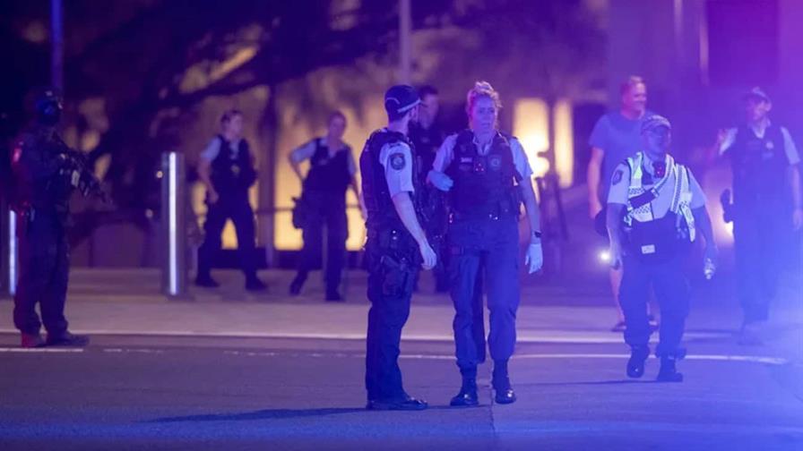 Al menos 10 muertos, incluido uno de los tiradores, en el tiroteo en una playa de Sídney Al menos 10 muertos, incluido uno de los tiradores, en el tiroteo en una playa de Sídney