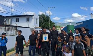 Familiares de adolescente muerto por compa&ntilde;ero en Santiago realizan vigilia para exigir justicia