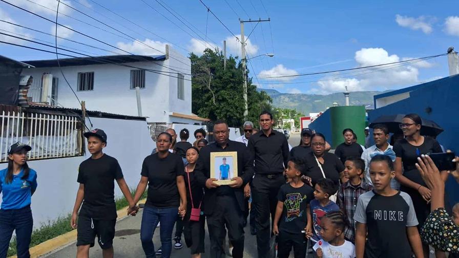 Familiares de adolescente muerto por compañero en Santiago realizan vigilia para exigir justicia Familiares de adolescente muerto por compañero en Santiago realizan vigilia para exigir justicia