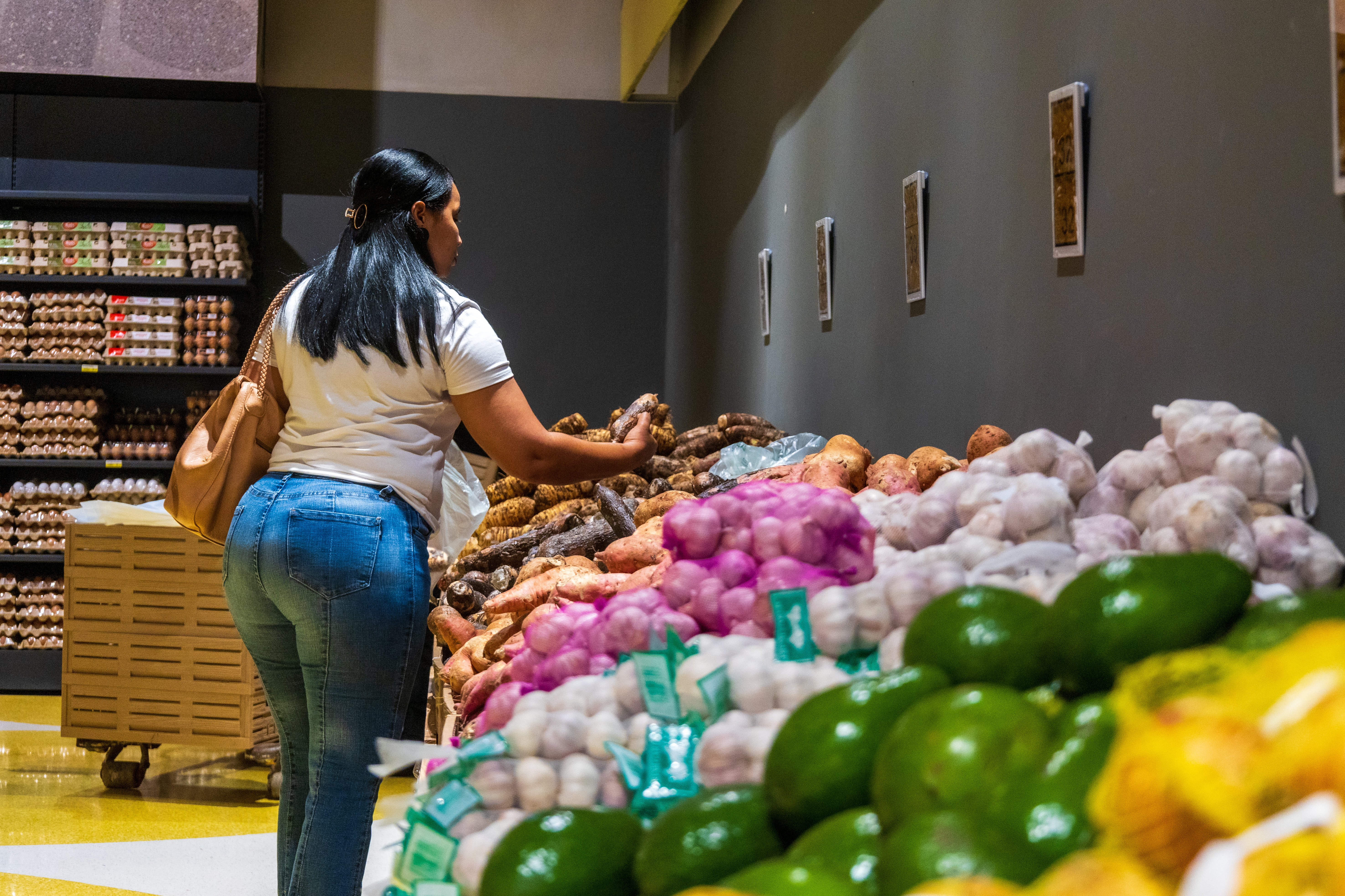 Una cliente comprando en la nueva área de productos frescos