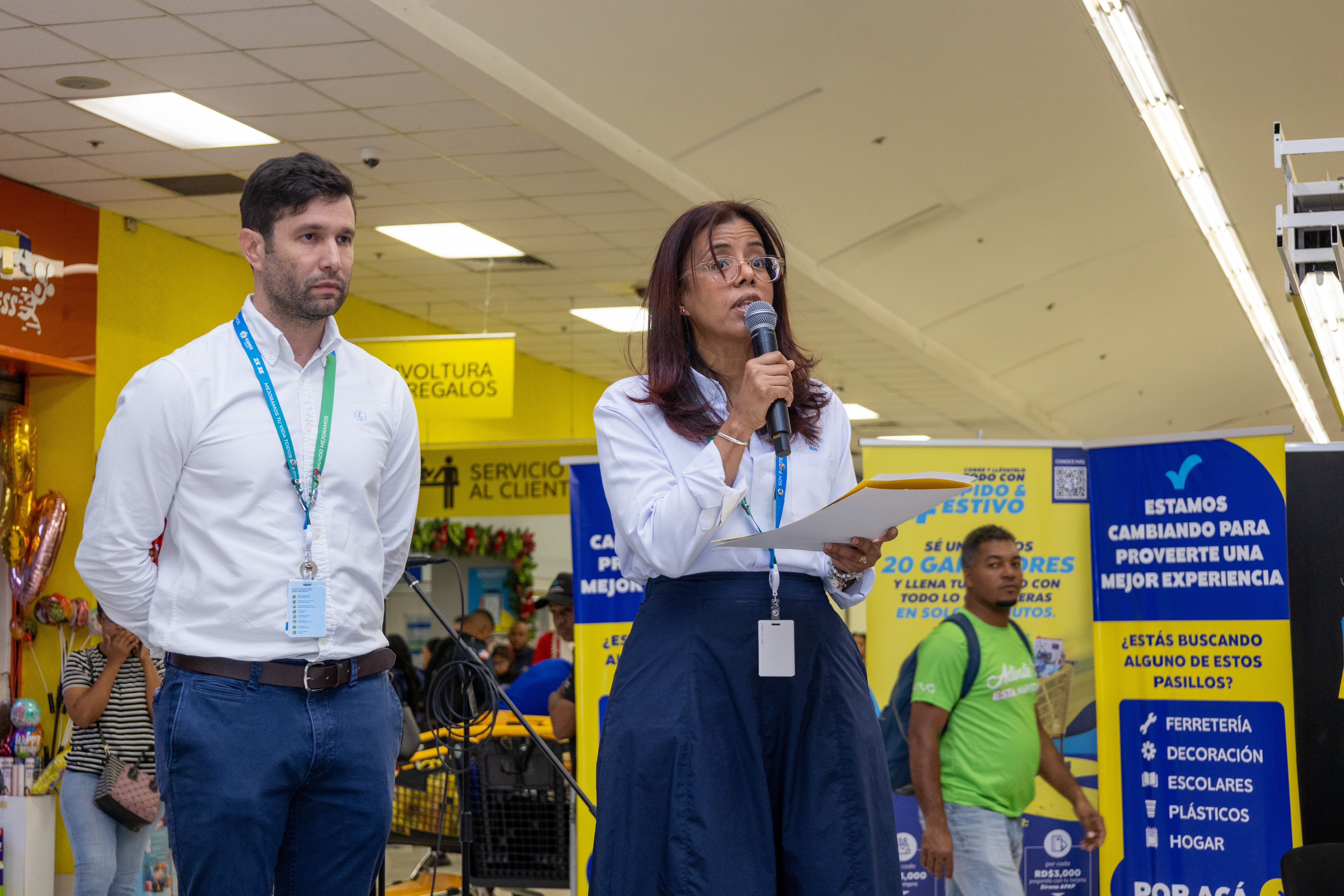 La directora ejecutiva de Mercadeo, Carmen Julia Ángeles, comunicó a los clientes los cambios de Multicentro Sirena.