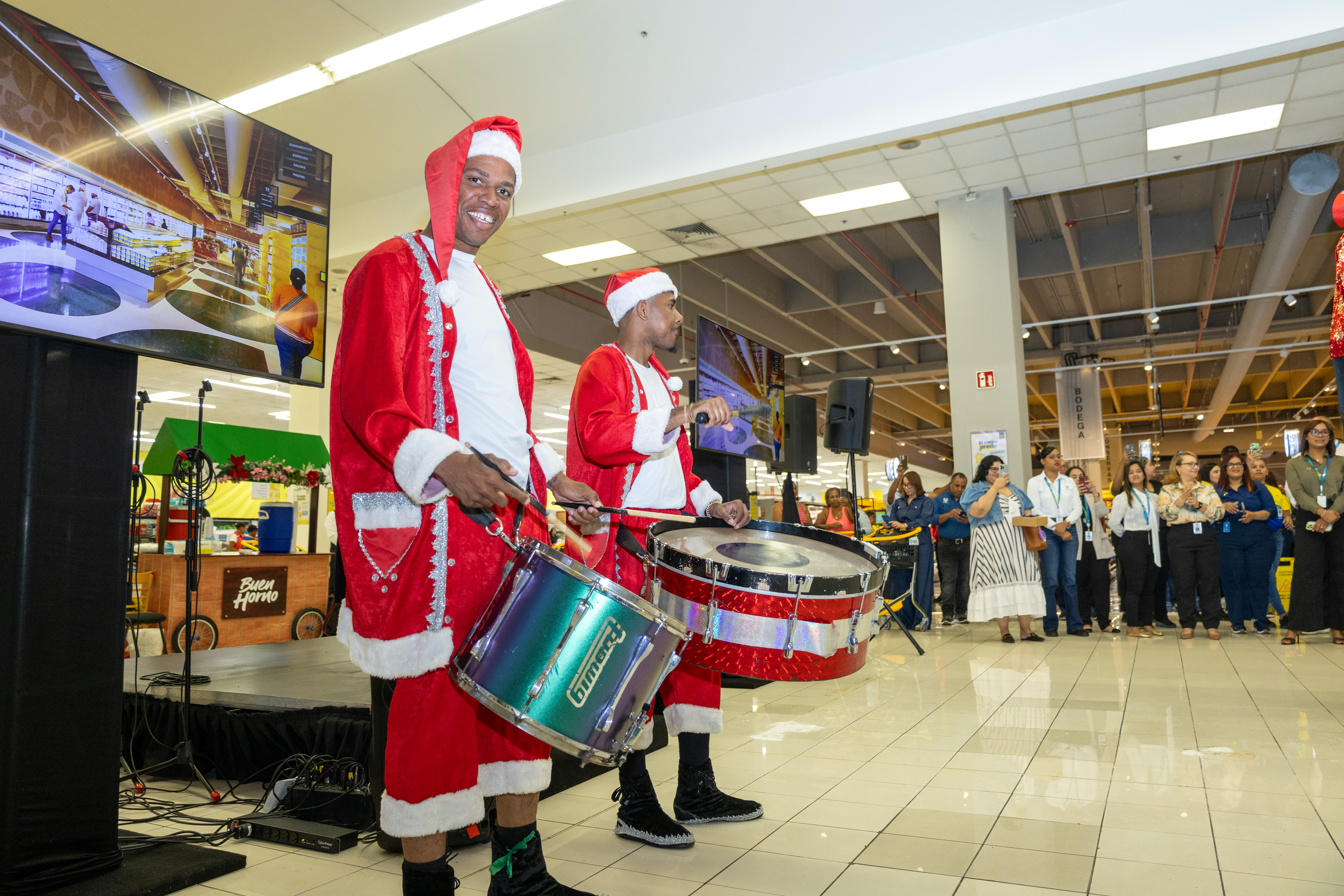 Los ejecutivos celebraron la remodelación del local con un agasajo navideño para clientes y empleados.