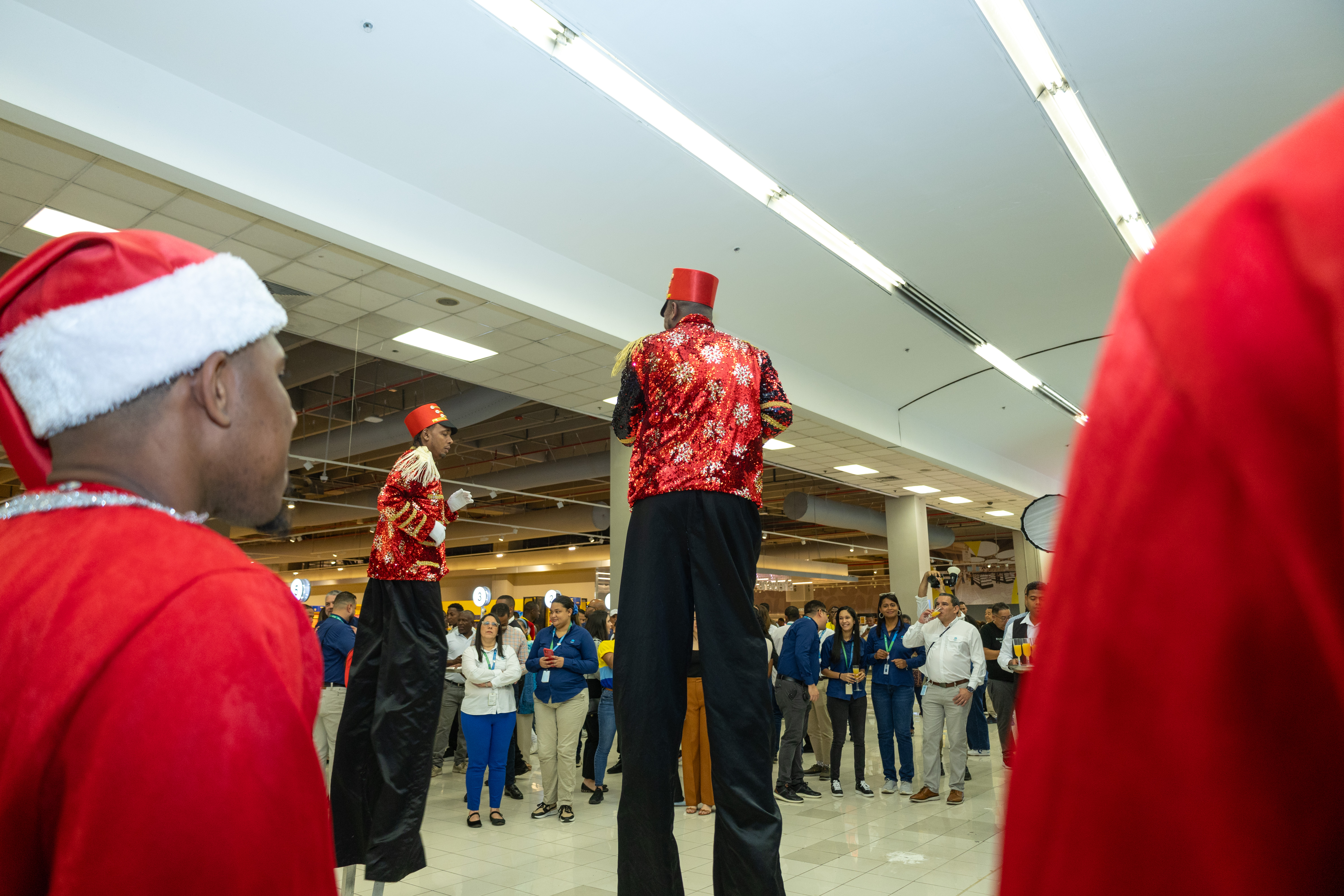 Los ejecutivos celebraron la remodelación del local con un agasajo navideño para clientes y empleados.
