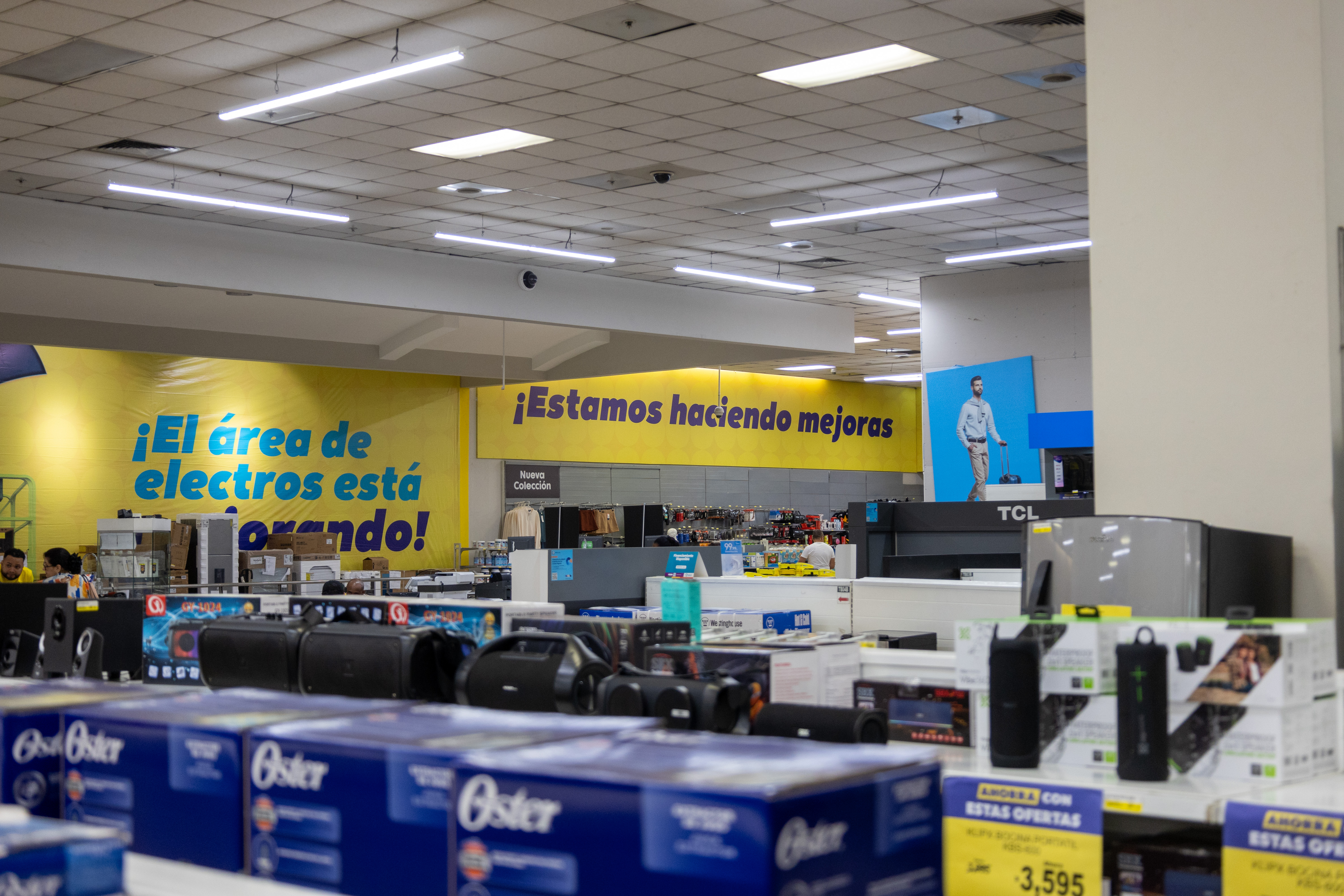 Cartel de los cambios en el tercer nivel, próximo a las áreas de electrodomésticos.