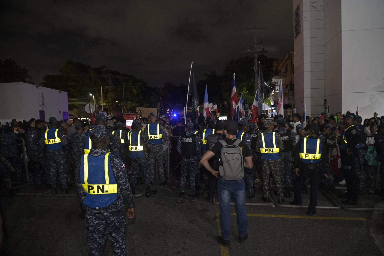 Agentes de la Policía custodian a ciudadanos que se manifestaron cerca del Palacio de Justicia.