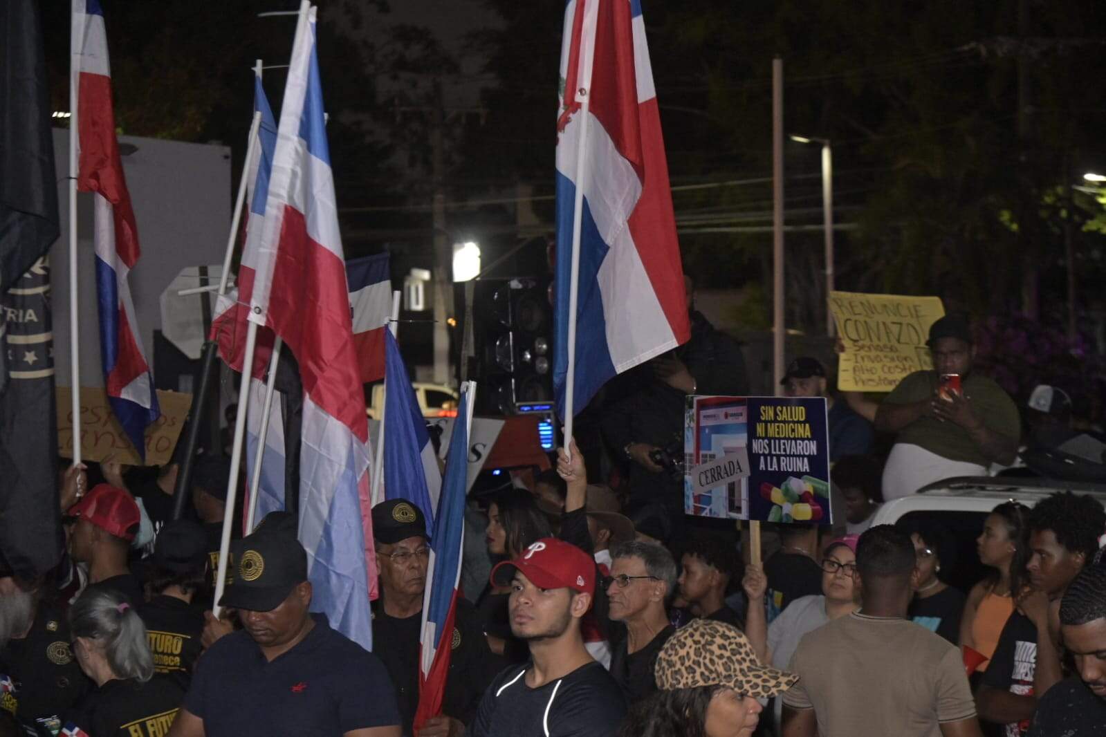 Personas portaron banderas y pancartas.