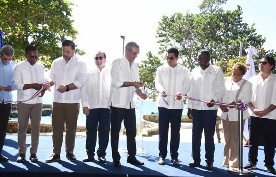Abinader y Collado inauguran remodelado parque submarino La Caleta