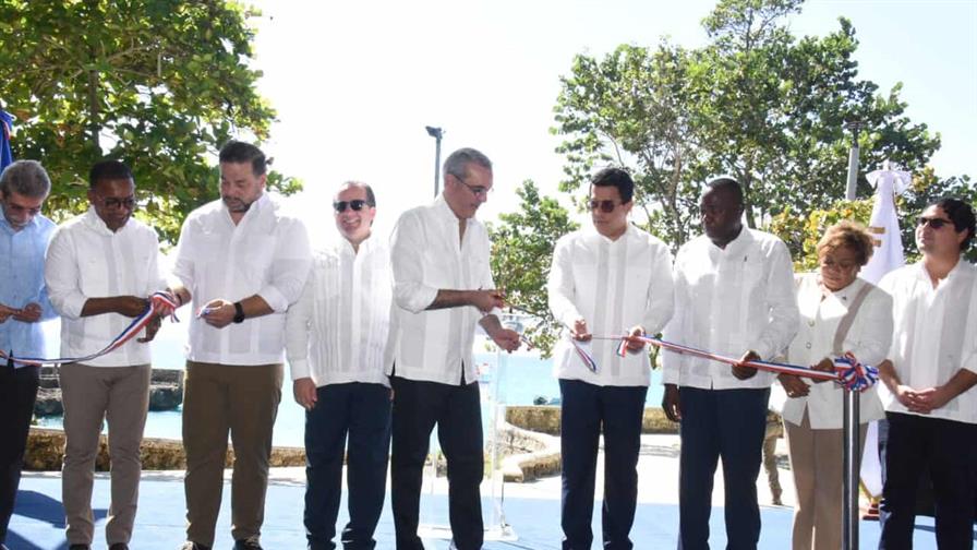 Abinader y Collado inauguran remodelado parque submarino La Caleta Abinader y Collado inauguran remodelado parque submarino La Caleta