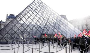 Los trabajadores del Louvre votan por unanimidad mantener la huelga