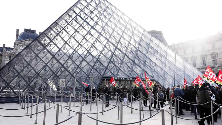 Los trabajadores del Louvre votan por unanimidad mantener la huelga