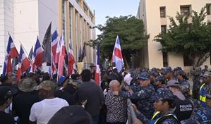 Protestan en el Palacio de Justicia pidiendo prisión para imputados en el caso Senasa
