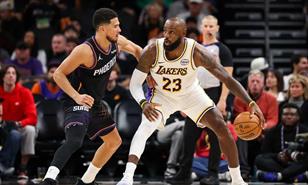 Resumen NBA: Los Hawks vencen a Sixers, Knueppel lidera a Charlotte; LeBron y Doncic gu&iacute;an Lakers