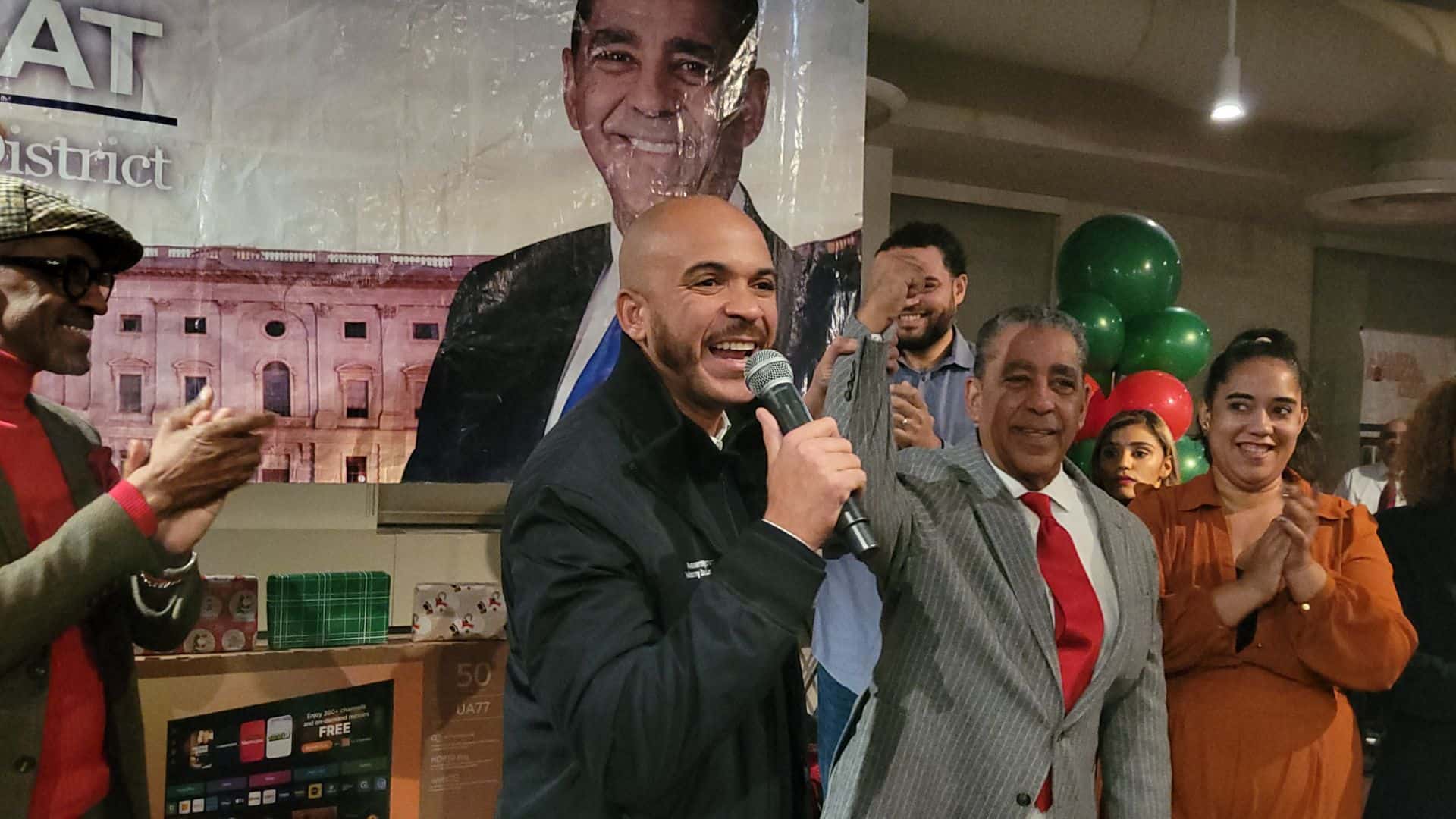 Manny de los Santos, asamble&iacute;sta de NY, junto al congresista Adriano Espaillat.