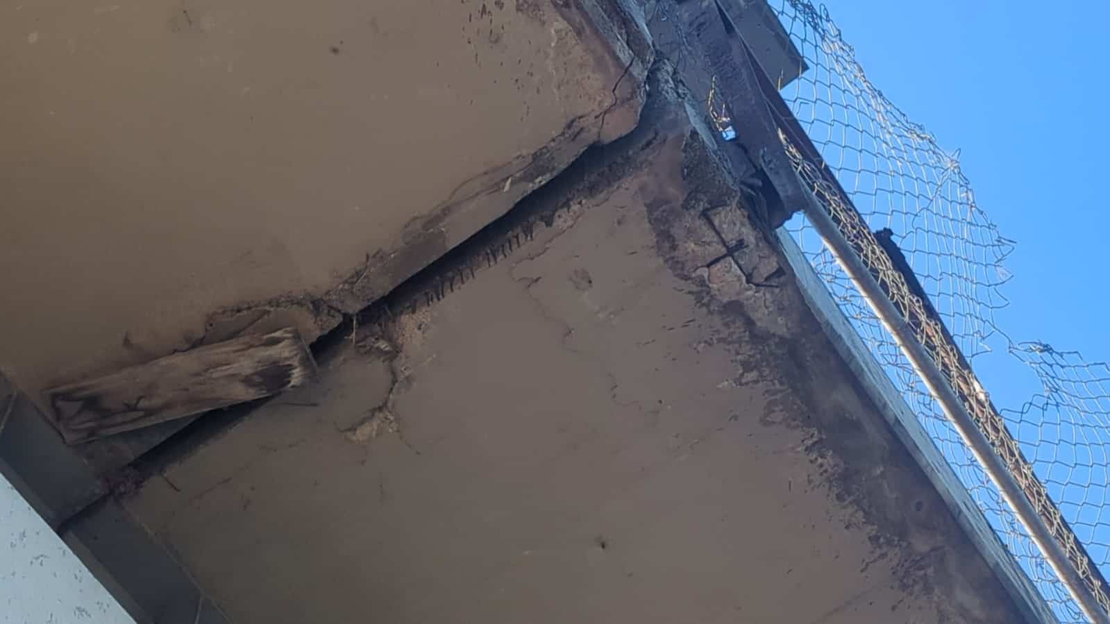 Daño estructural del puente fronterizo.