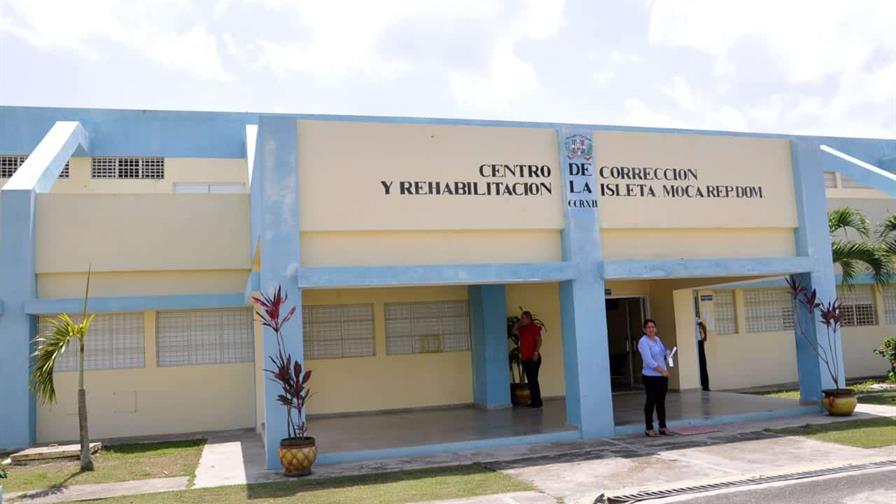 Dictan presentación periódica contra siete agentes penitenciarios por fuga de preso en Moca