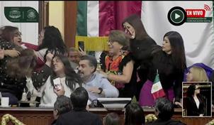 Diputadas se pelean a golpes y jalones de pelo en parlamento de Ciudad de M&eacute;xico