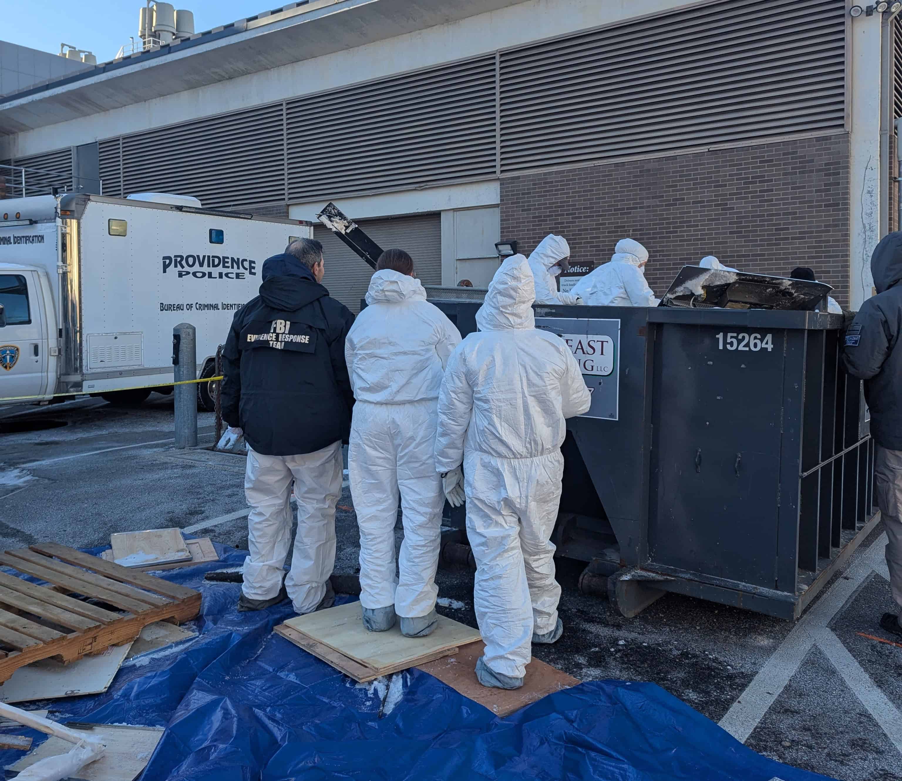 Agentes del FBI buscan al sospechoso del tiroteo en la Universidad de Brown, en Providence, Rhode Island.