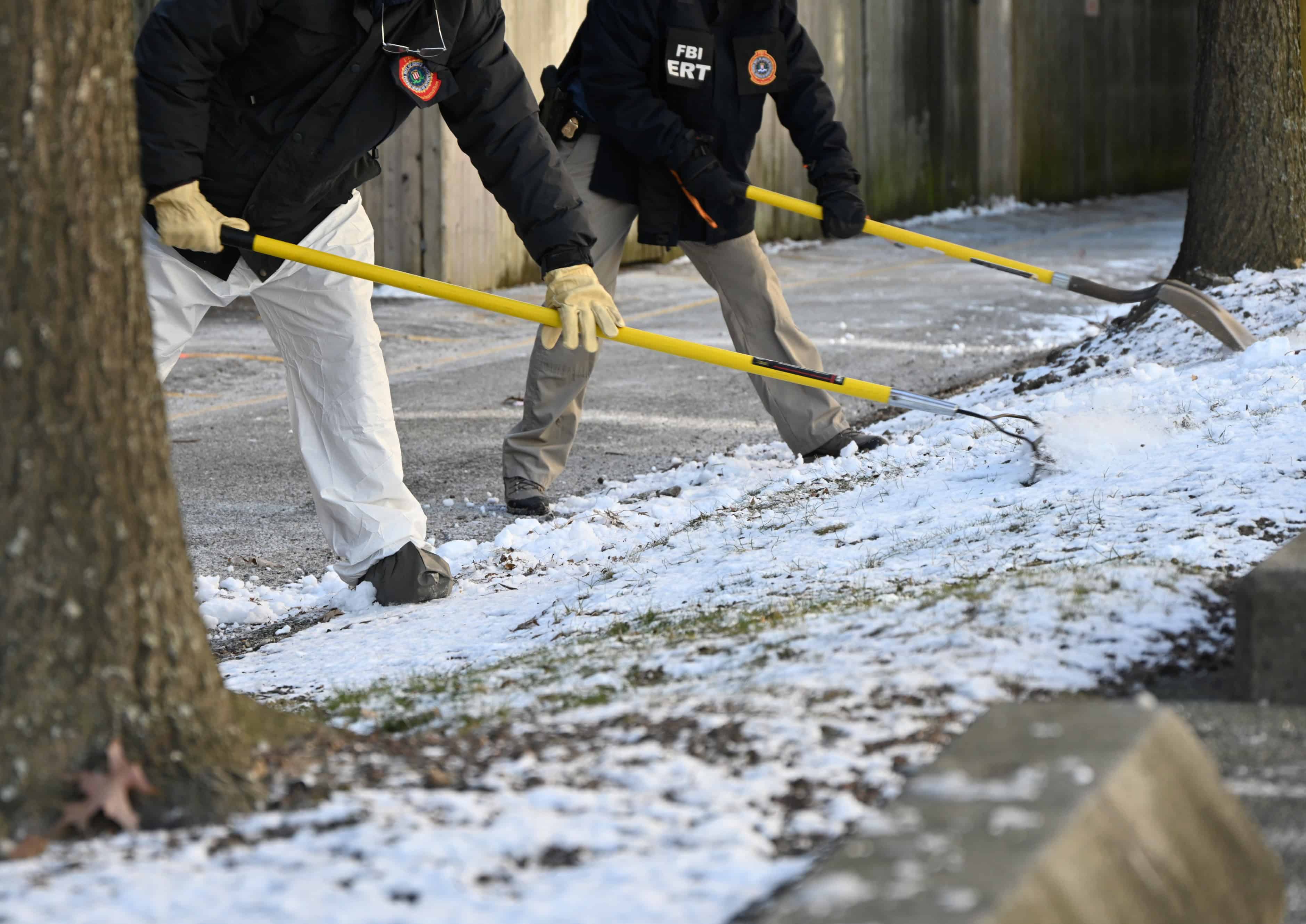 Agentes del FBI buscan al sospechoso del tiroteo en la Universidad de Brown, en Providence, Rhode Island.