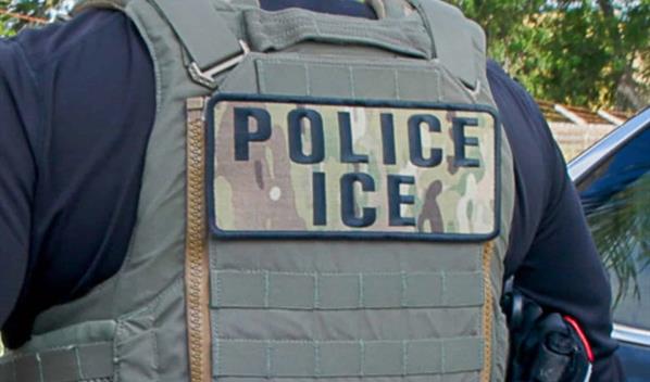 Decenas de personas protestan por arresto de empleado del ayuntamiento de Nueva York