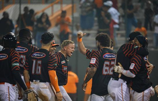 Video | Los Toros del Este extienden a cinco su racha de victorias y colocan su n&uacute;mero m&aacute;gico en uno