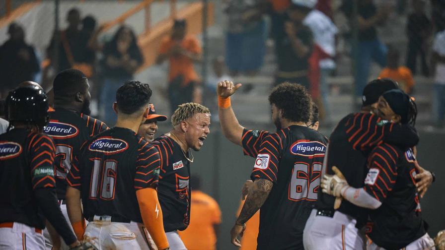 Video | Los Toros del Este extienden a cinco su racha de victorias y colocan su número mágico en uno Video | Los Toros del Este extienden a cinco su racha de victorias y colocan su número mágico en uno