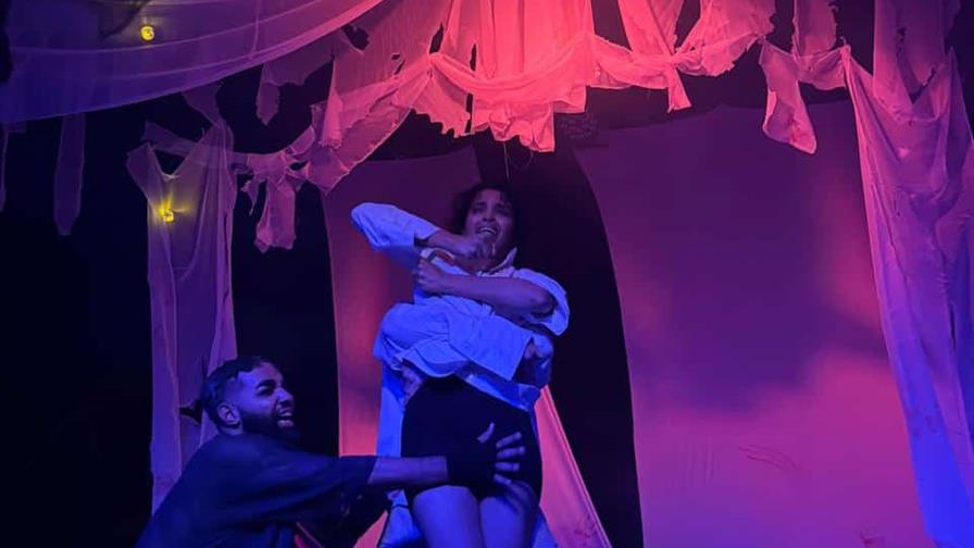 Nuestro Hades gana en los Premios Alma 2025 como Mejor obra teatral Nuestro Hades gana en los Premios Alma 2025 como Mejor obra teatral