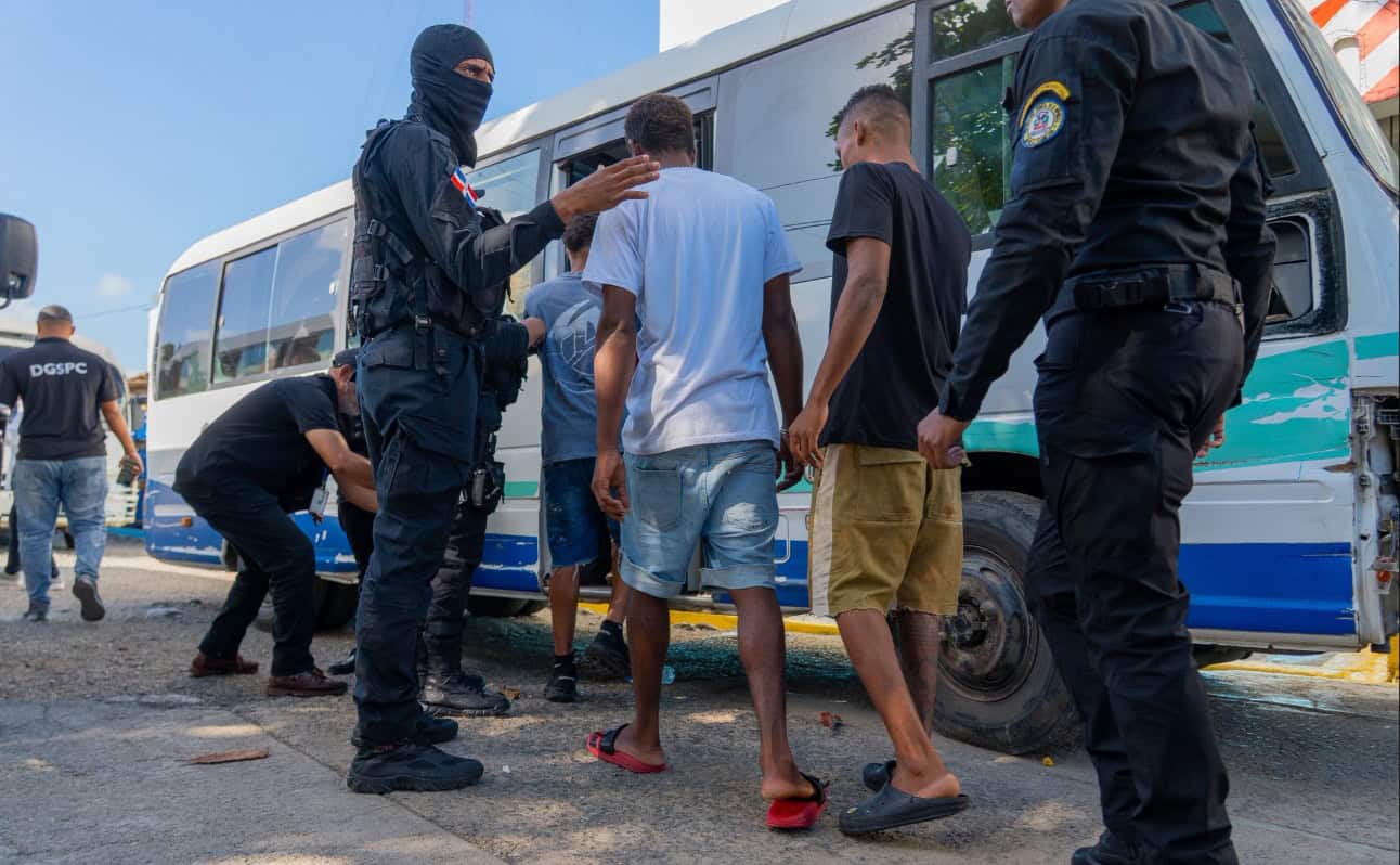 Los presos que eran trasladados este martes 16 de diciembre de 2025 de La Victoria a la cárcel Las Parras.