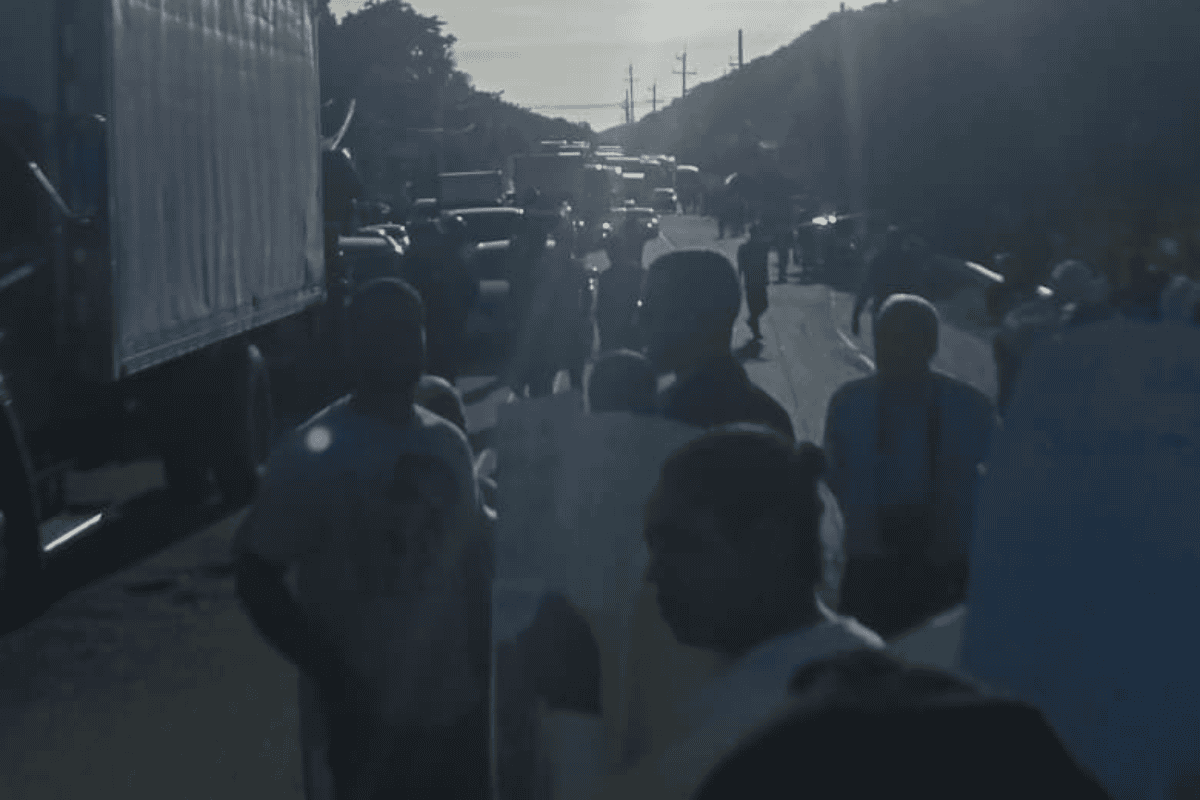 Pobladores de Hato Nuevo durante la movilización realizada este lunes.