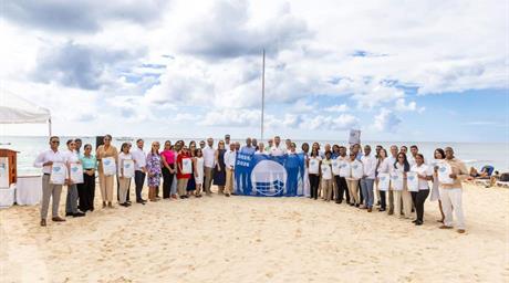 Siete playas en La Romana revalidan certificaci&oacute;n Bandera Azul 2025–2026