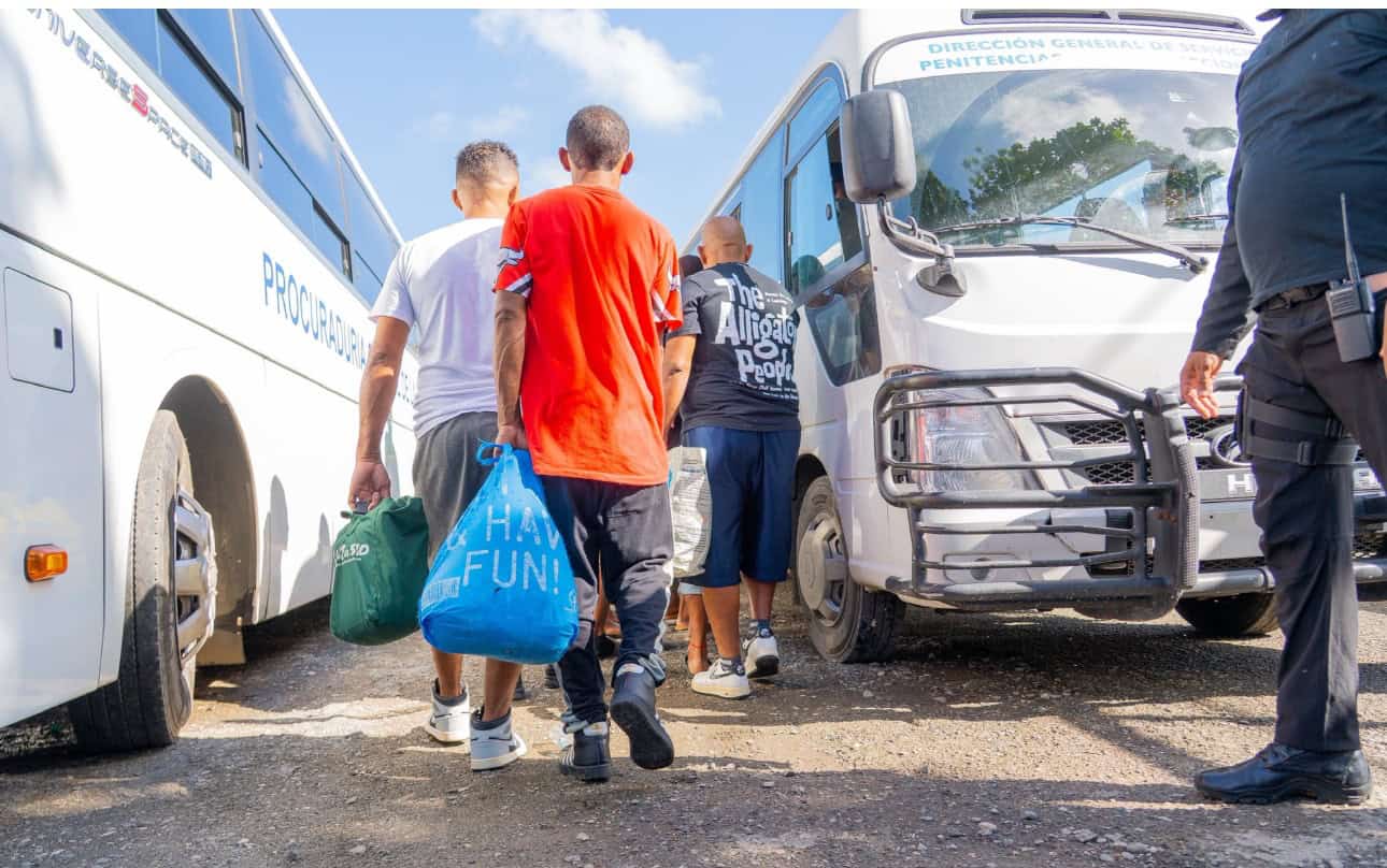 Los presos que eran trasladados este martes 16 de diciembre de 2025 de La Victoria a la cárcel Las Parras.