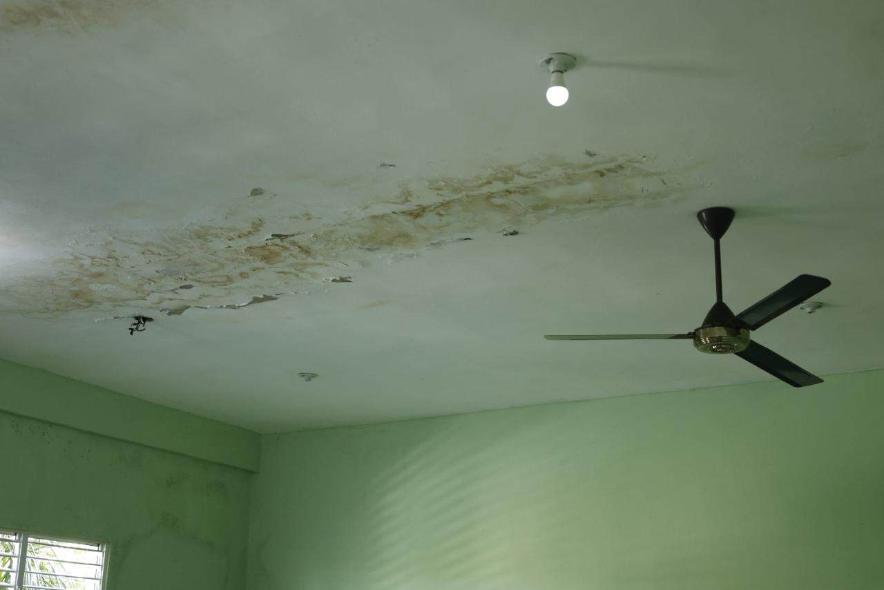 Así se encuentra el techo de una de las aulas.