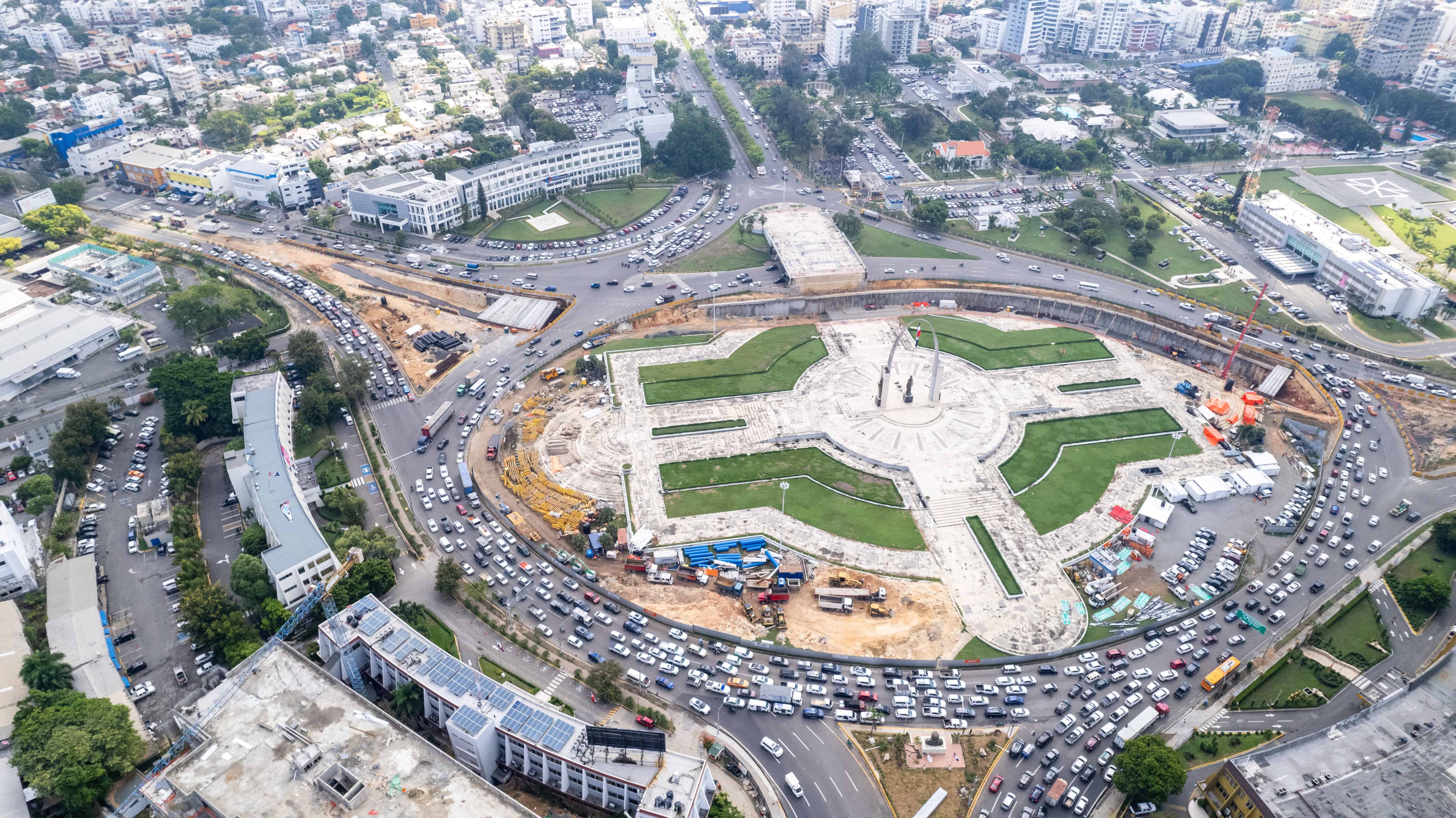 Vista de la Plaza de la Bandera. En la parte este se observan los trabajos del túnel.