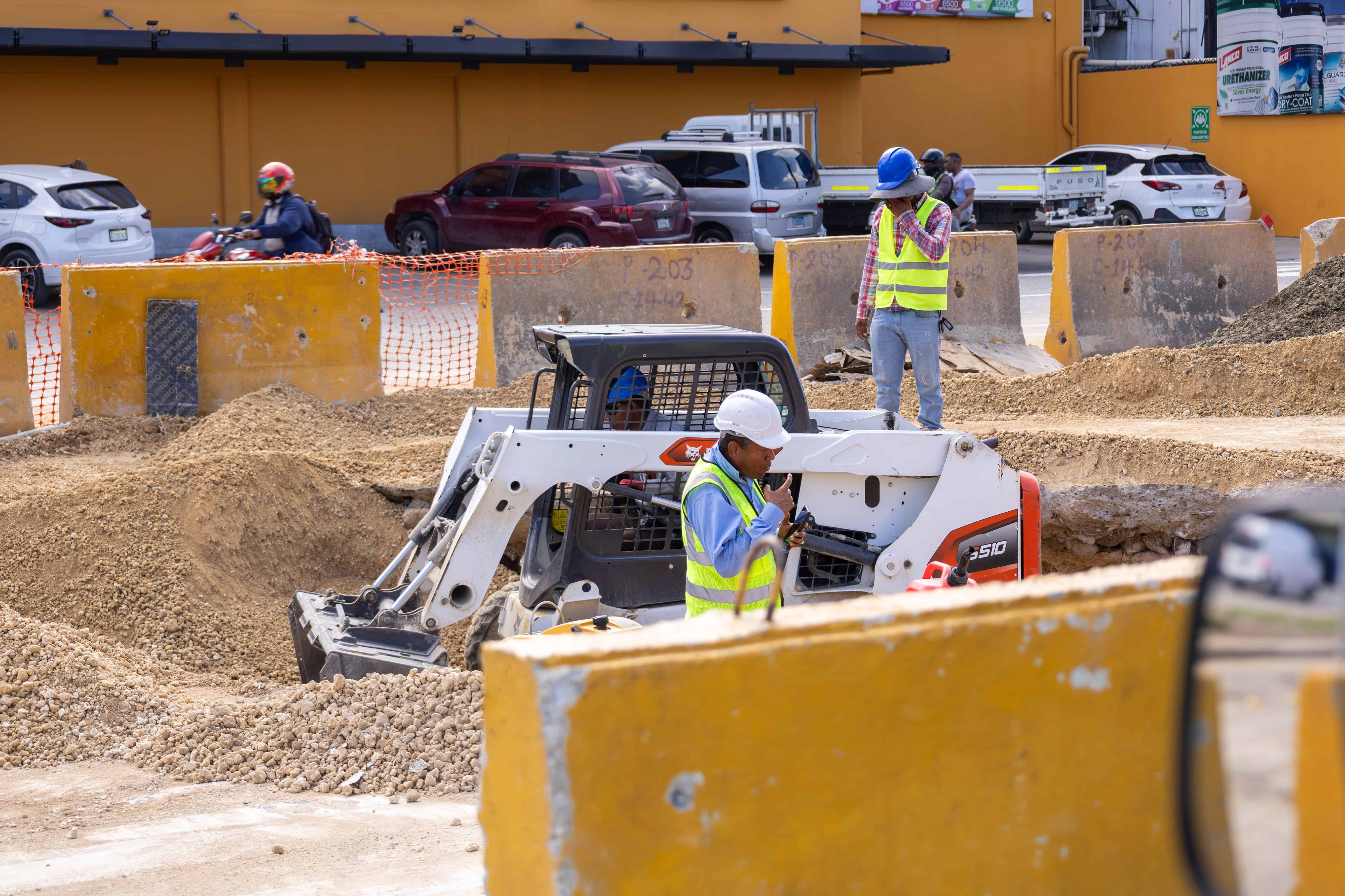 El personal labora en varios frentes.