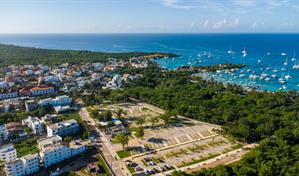 David Collado inaugura en Bayah&iacute;be estacionamiento para m&aacute;s de 270 veh&iacute;culos