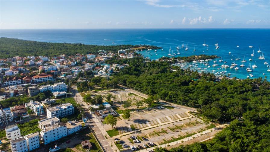 David Collado inaugura en Bayah&iacute;be estacionamiento para m&aacute;s de 270 veh&iacute;culos