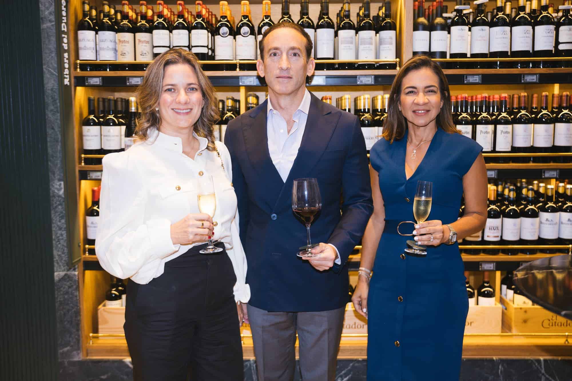 Nicole Berm&uacute;dez, Piero Bonarelli y Lily Reyes.