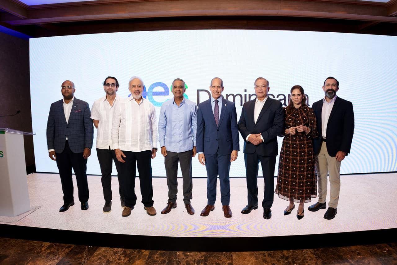 AES Dominicana celebra encuentro con clientes y aliados