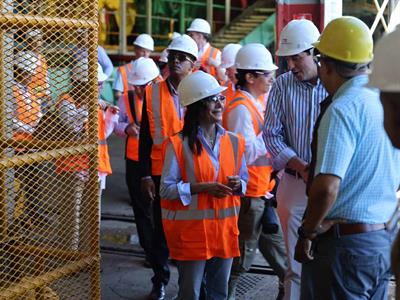 La embajadora de Estados Unidos visita el Central Romana