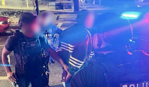 C&aacute;maras captan arresto de Nick Reiner por el asesinato de sus padres