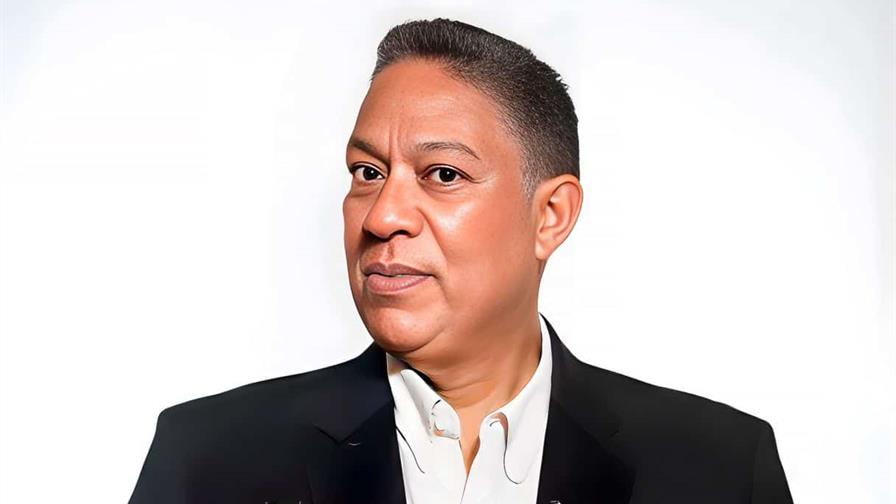 Pedro Ortegarias celebra 40 años de trayectoria con la exposición inédita "Hábita de Luz" Pedro Ortegarias celebra 40 años de trayectoria con la exposición inédita "Hábita de Luz"