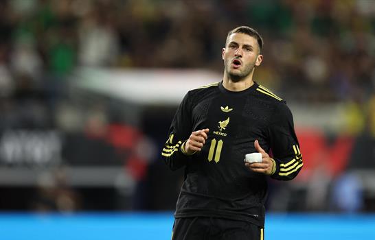 El delantero Santiago Gim&eacute;nez ser&aacute; operado y no volver&aacute; a jugar hasta febrero