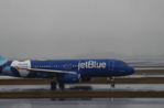 JetBlue sube tarifas de equipaje por alza del combustible tras conflicto con Irán
