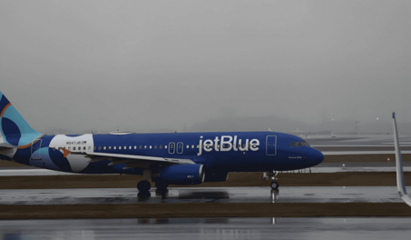 Autoridad de EE. UU. deja en tierra brevemente todos los aviones de JetBlue