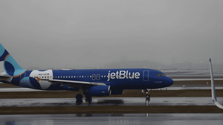 Autoridad de EE. UU. deja en tierra brevemente todos los aviones de JetBlue