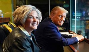 Trump defiende a su jefa de gabinete tras pol&eacute;mica entrevista