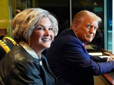 Donald Trump defiende a su jefa de gabinete