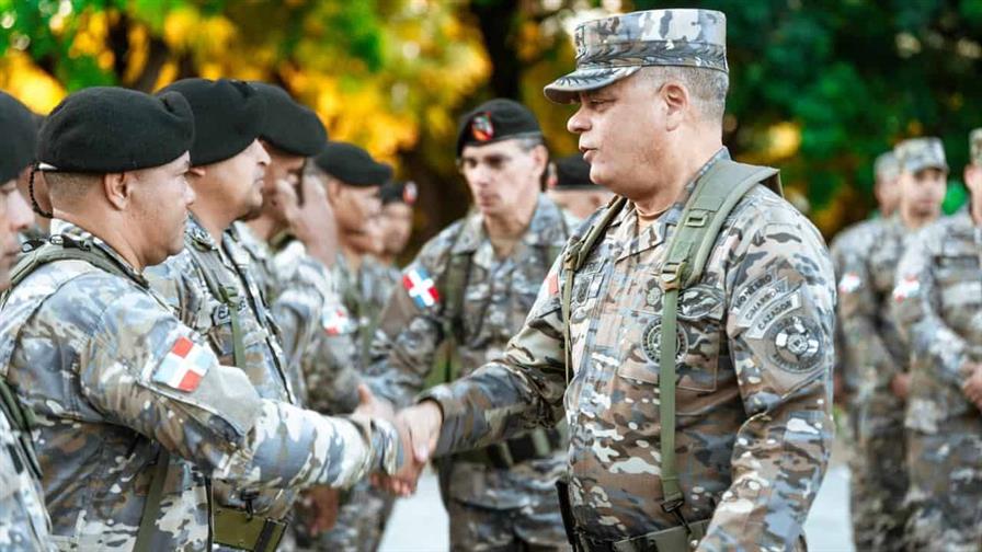 Ministro de Defensa recorre unidades militares en la frontera y felicita a las tropas por Navidad Ministro de Defensa recorre unidades militares en la frontera y felicita a las tropas por Navidad