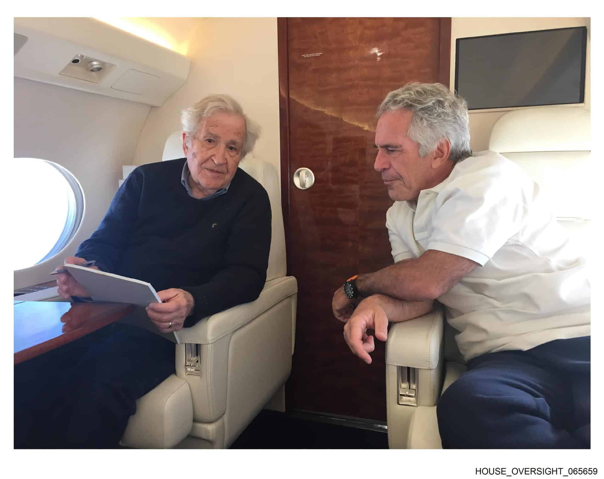Fotografía sin fecha específica de toma, publicada por los demócratas del Comité de Supervisión de la Cámara Baja (Oversight Dems), donde aparece Jeffrey Epstein (d) con el filósofo y activista Noam Chomsky.